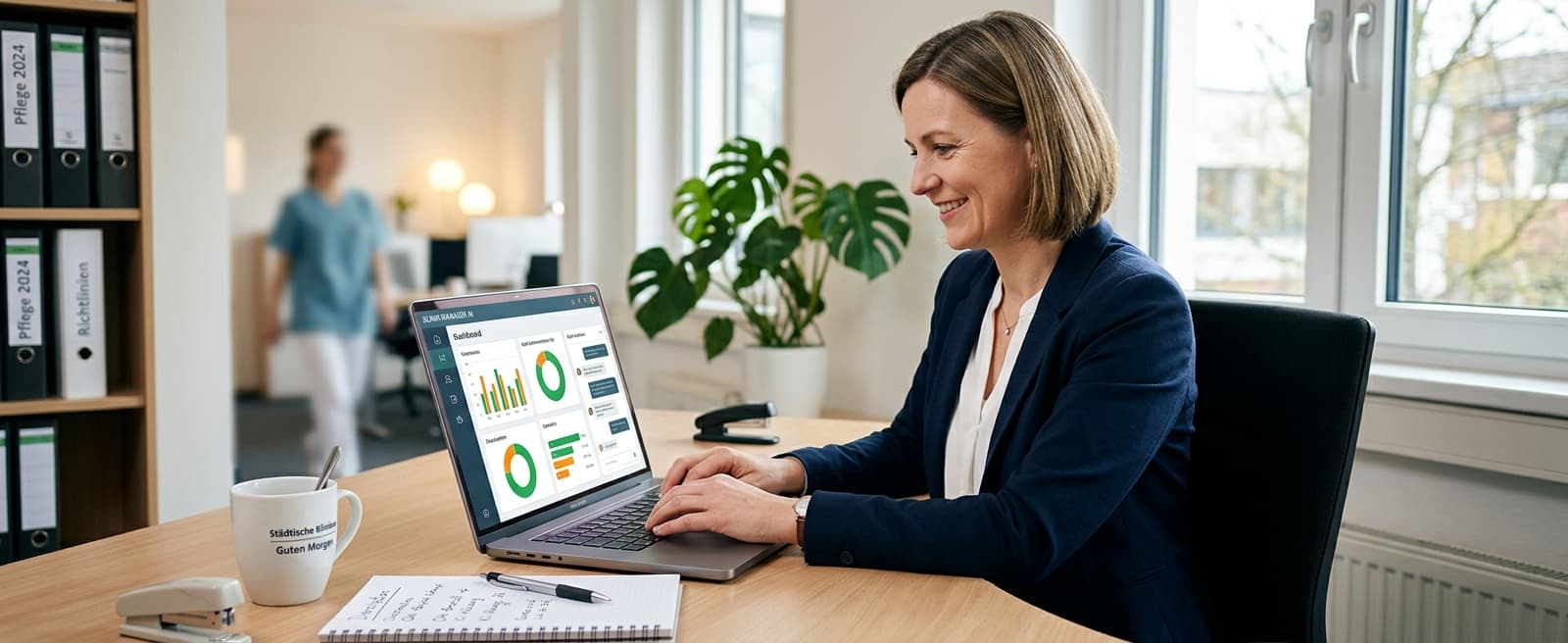 Pflegedienstleitung nutzt KI-gestütztes Dashboard am Laptop für Qualitätsmanagement