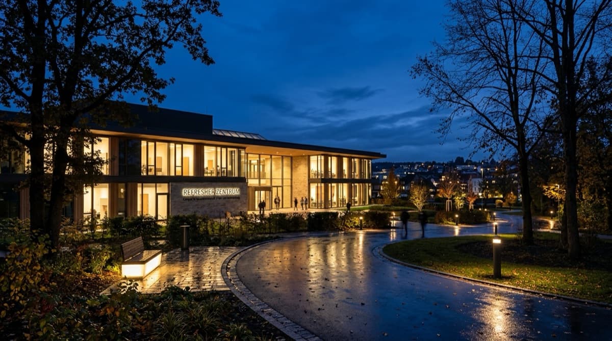 Das Refresher Zentrum bei Nacht: beleuchteter Campus mit Parklandschaft